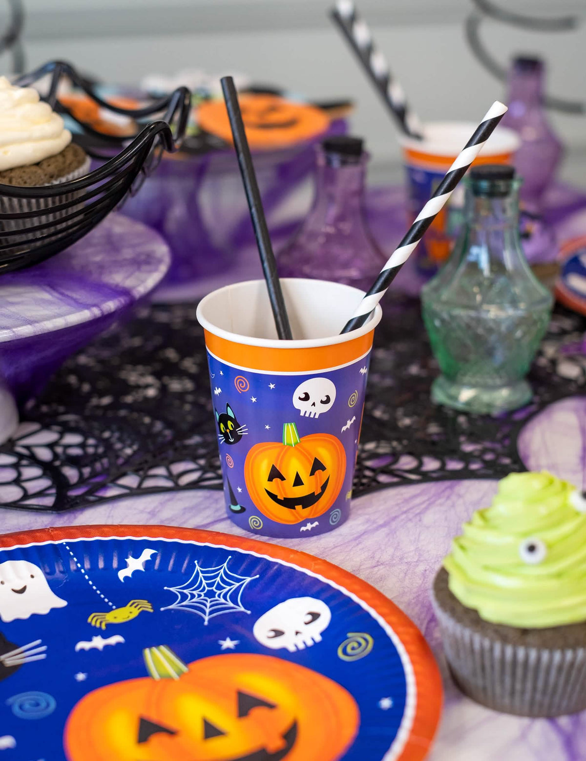 Gros plan sur une décoration de table avec le gobelet en carton Halloween friends