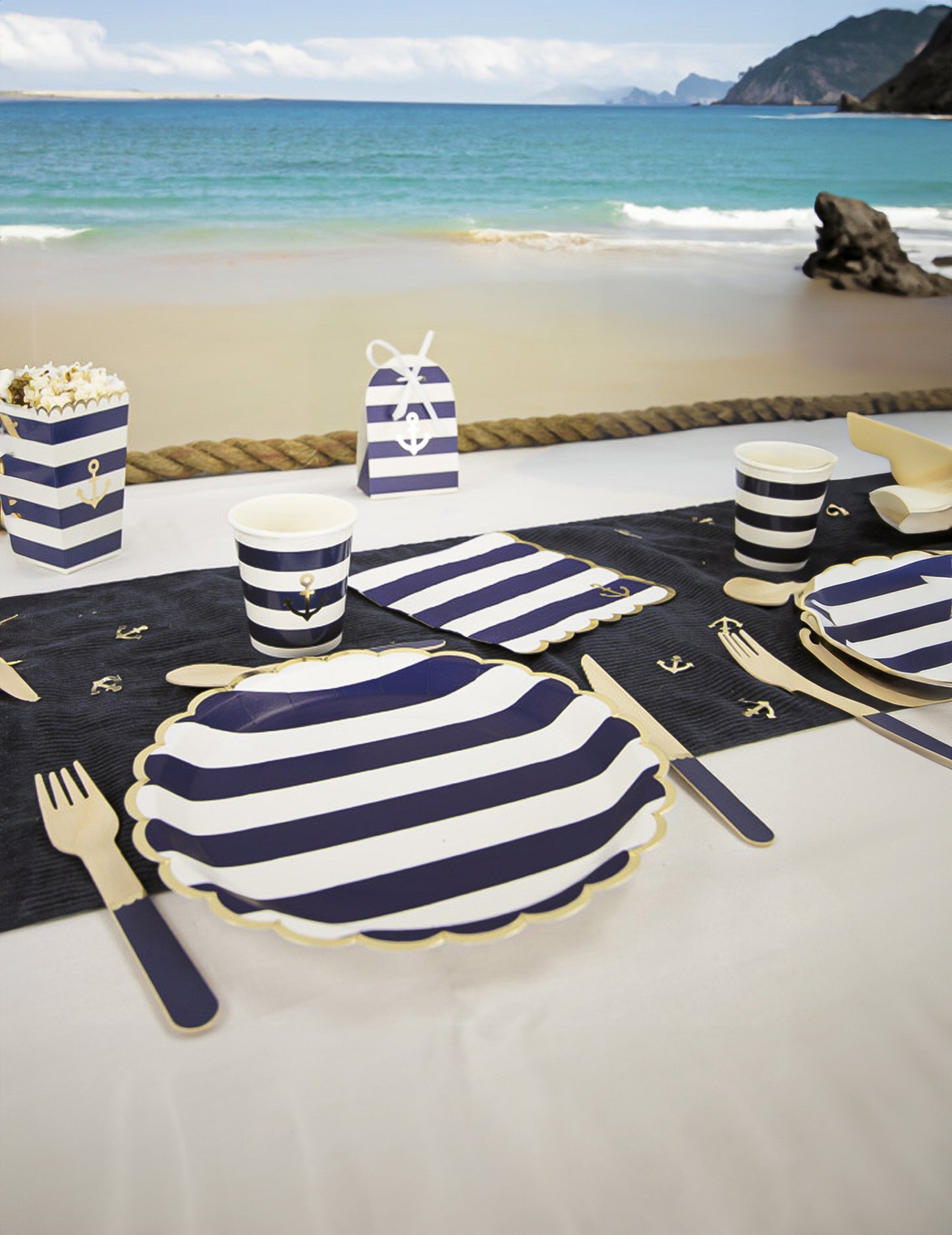 8 kartonskih kozarčkov z nazobčanim vzorcem, 200 ml, z navtičnim črtastim vzorcem in zlatim sidrom