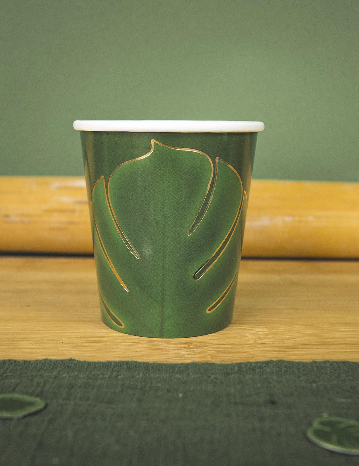 Gros plan sur le motif de feuille du gobelet tropical pour fête