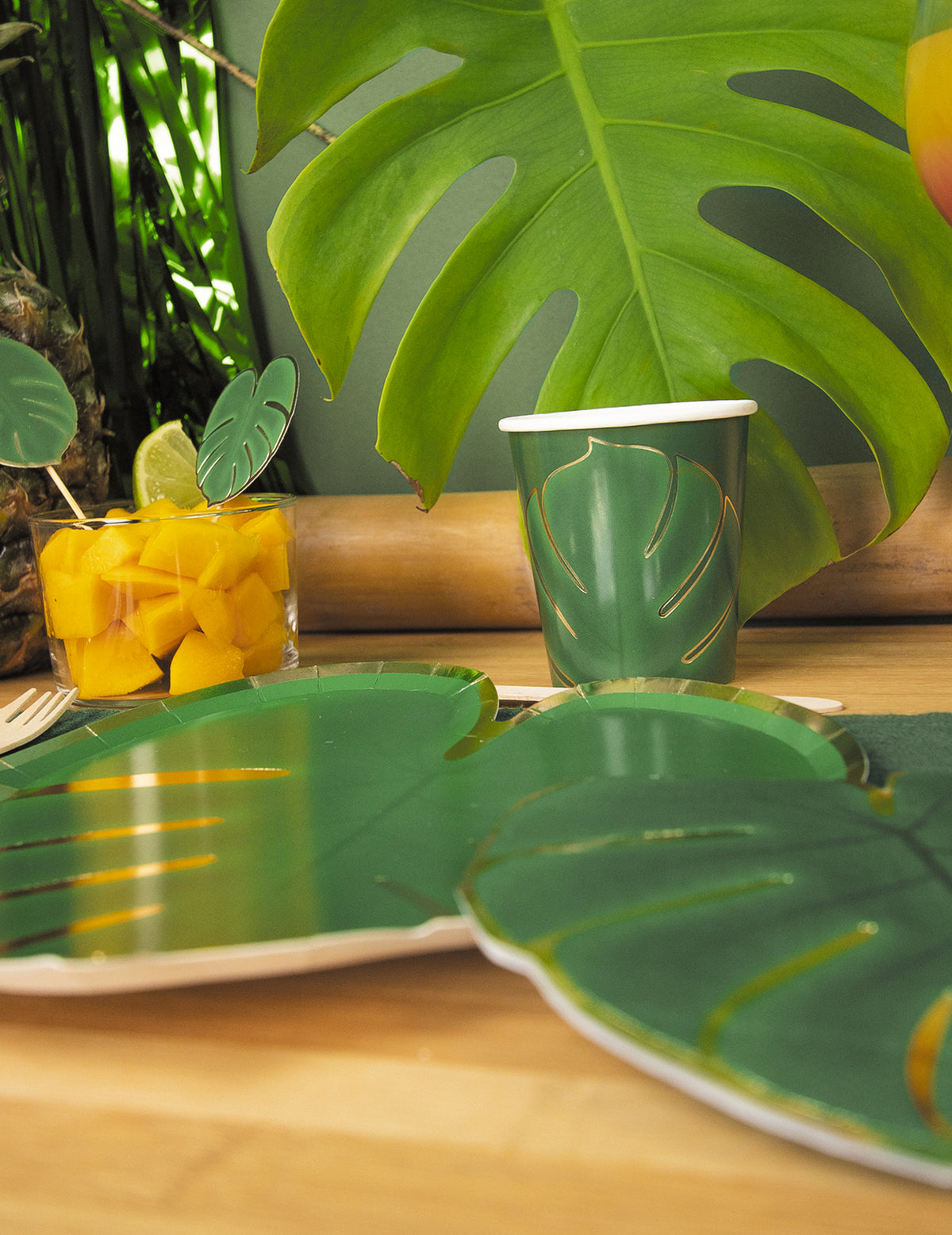 Présentation de table des gobelets tropical pour fête