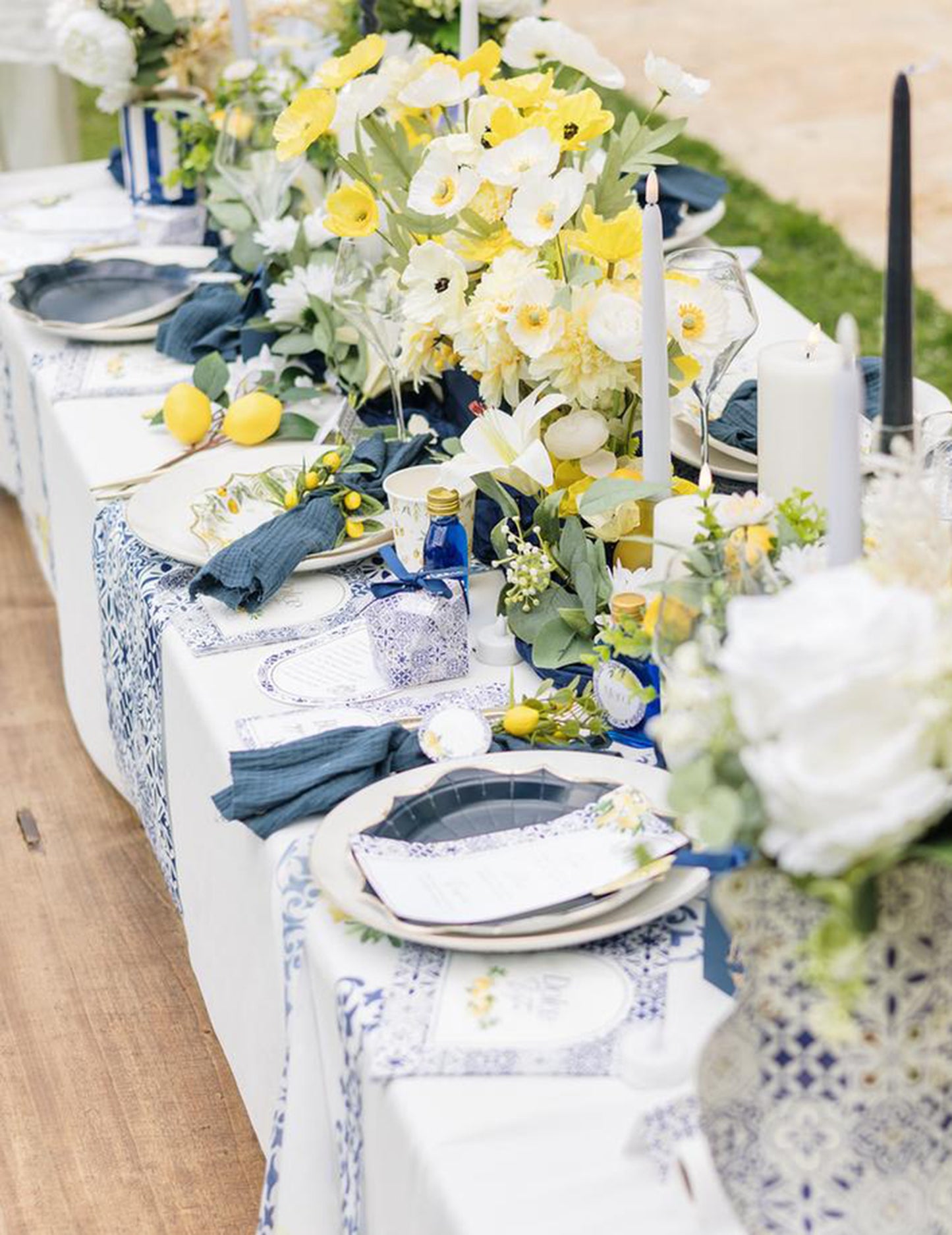 8 majhnih kartonskih krožnikov v kraljevsko modri, beli in zlati barvi, 18 cm, mediteranski vzorec