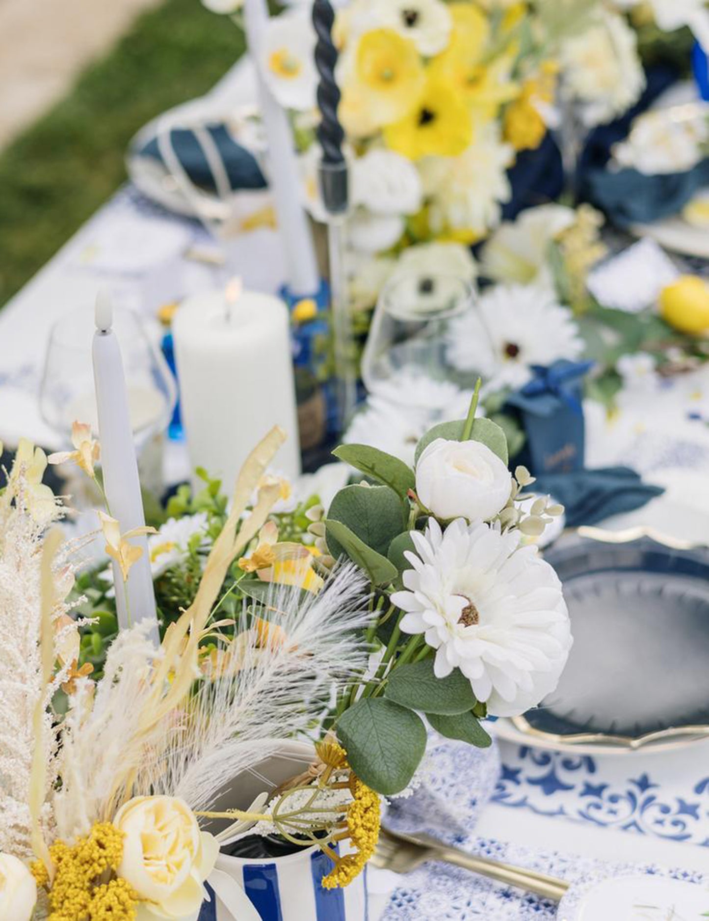 8 majhnih kartonskih krožnikov v kraljevsko modri, beli in zlati barvi, 18 cm, mediteranski vzorec