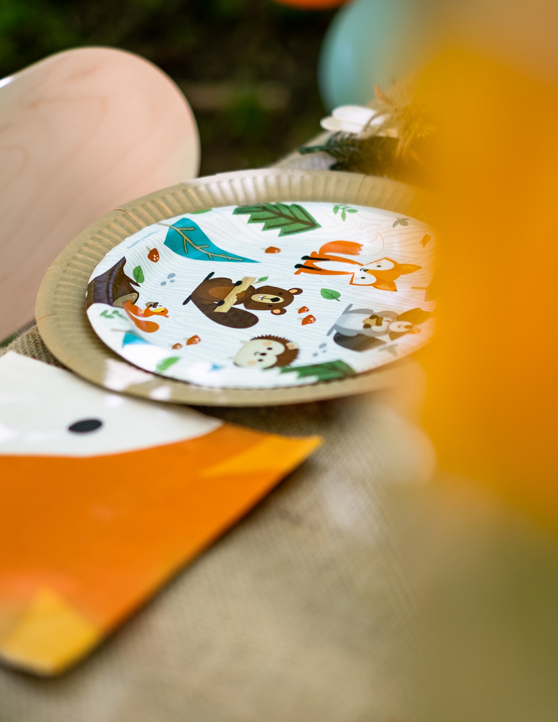 Détail de l'illustration des petites assiettes en carton animaux de la forêt