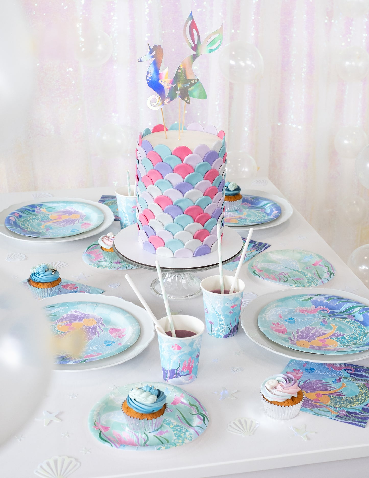 Vue d'ensemble de la décoration de table avec les assiettes en carton jolie sirène