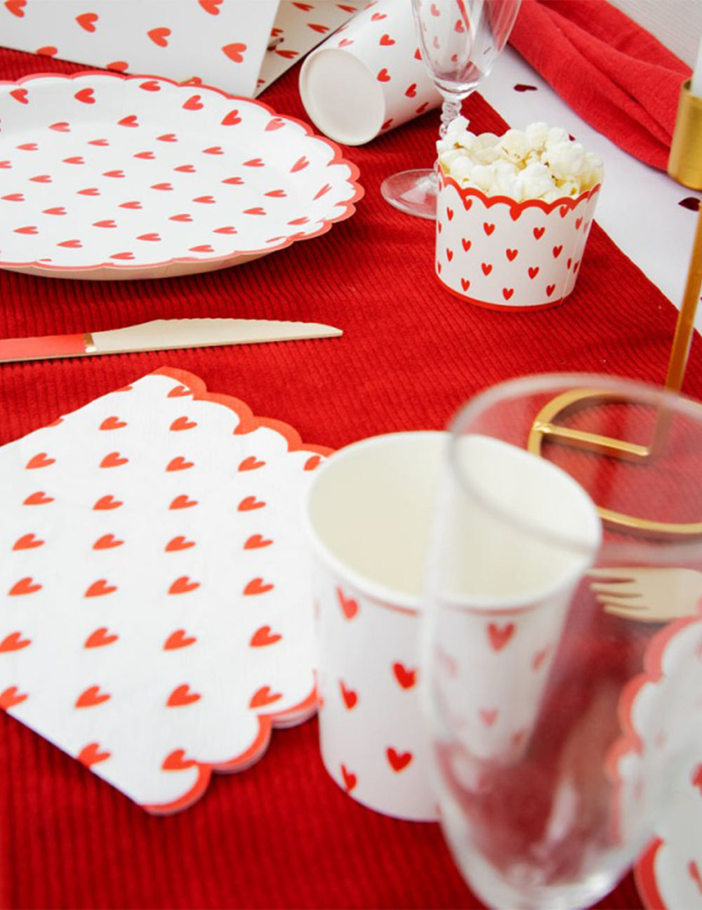 Mise en scène sur une table de fête du petits pots en carton petits cœurs
