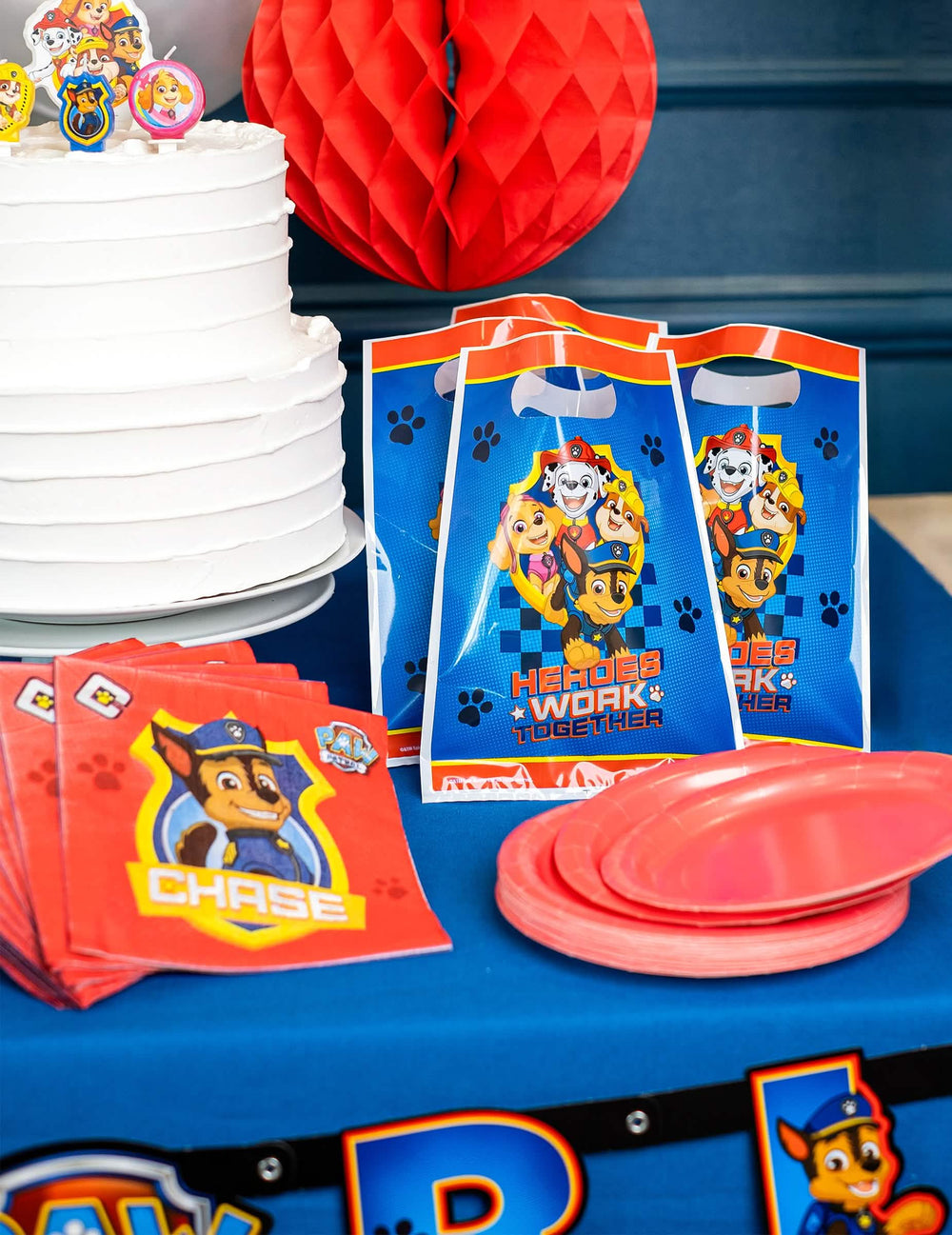 Prikaz na praznični mizi z darilnimi vrečkami Paw Patrol