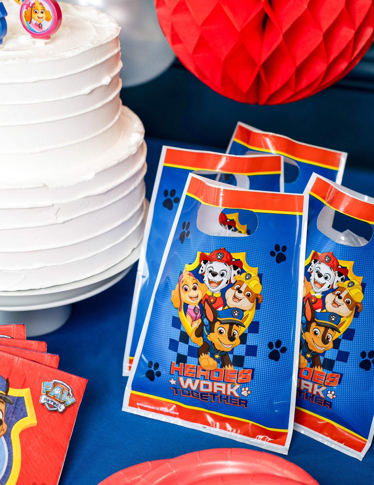 Prikaz z rojstnodnevno torto in darilnimi vrečkami Paw Patrol