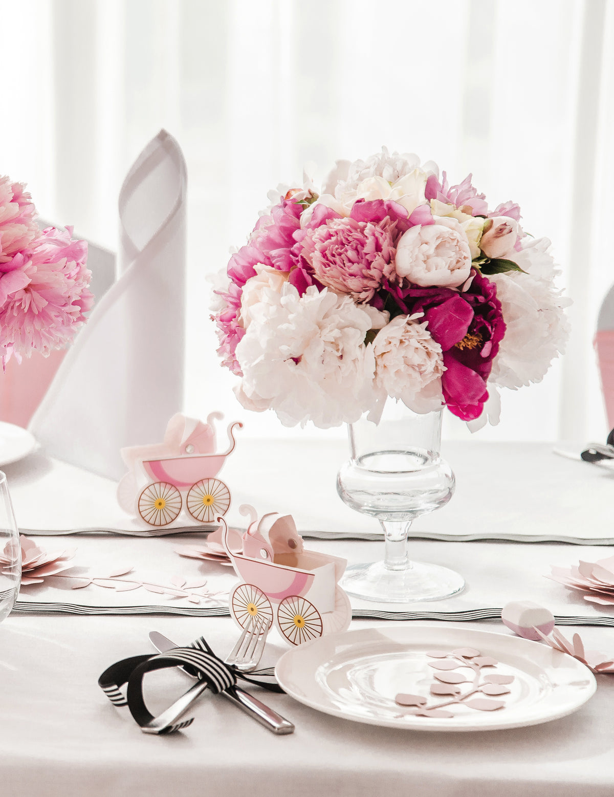Mise en situation sur une assiette des décorations de table feuilles pour fête