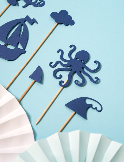 9 temno modrih okraskov za torte na palčkah, 9,5 do 22,5 cm cm morski motivi