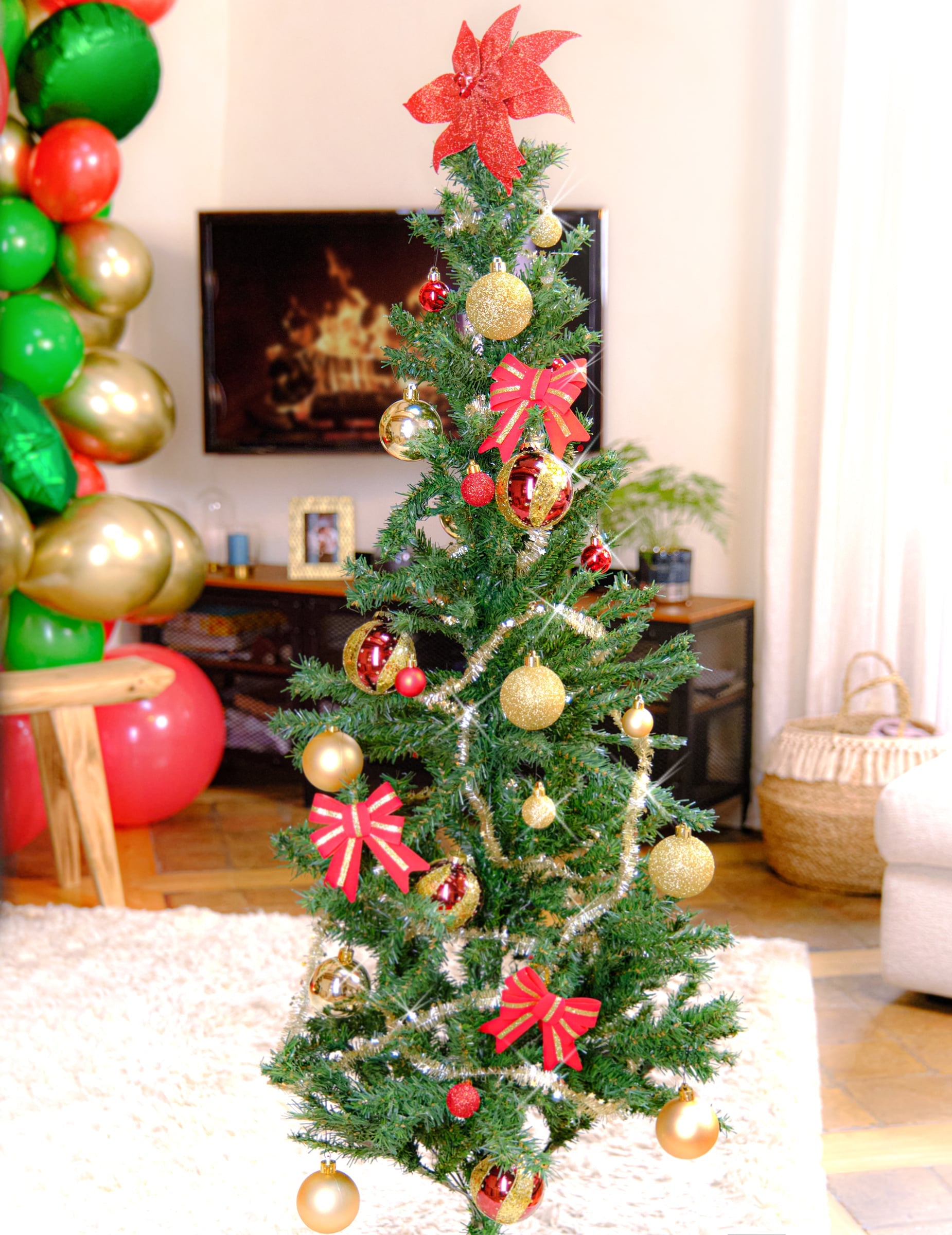 Mise en situation sur un sapin des 9 boules de Noël dorées aux finitions variées