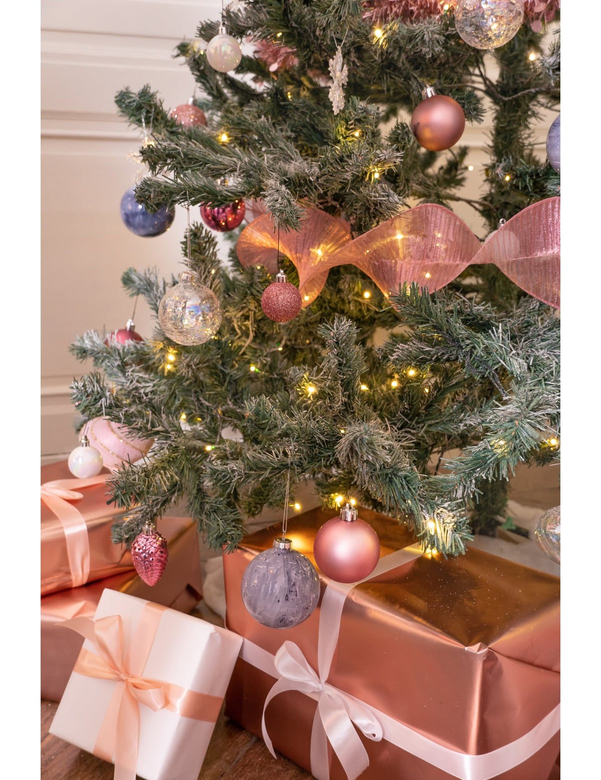 Mise en situation sur un sapin de Noël du lot de 9 boules de Noël rose gold avec finitions brillantes et pailletées