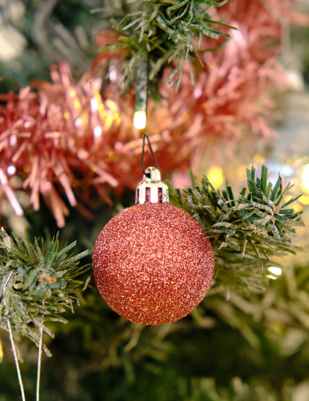 Détail de la finition pailletée des boules de Noël rose gold