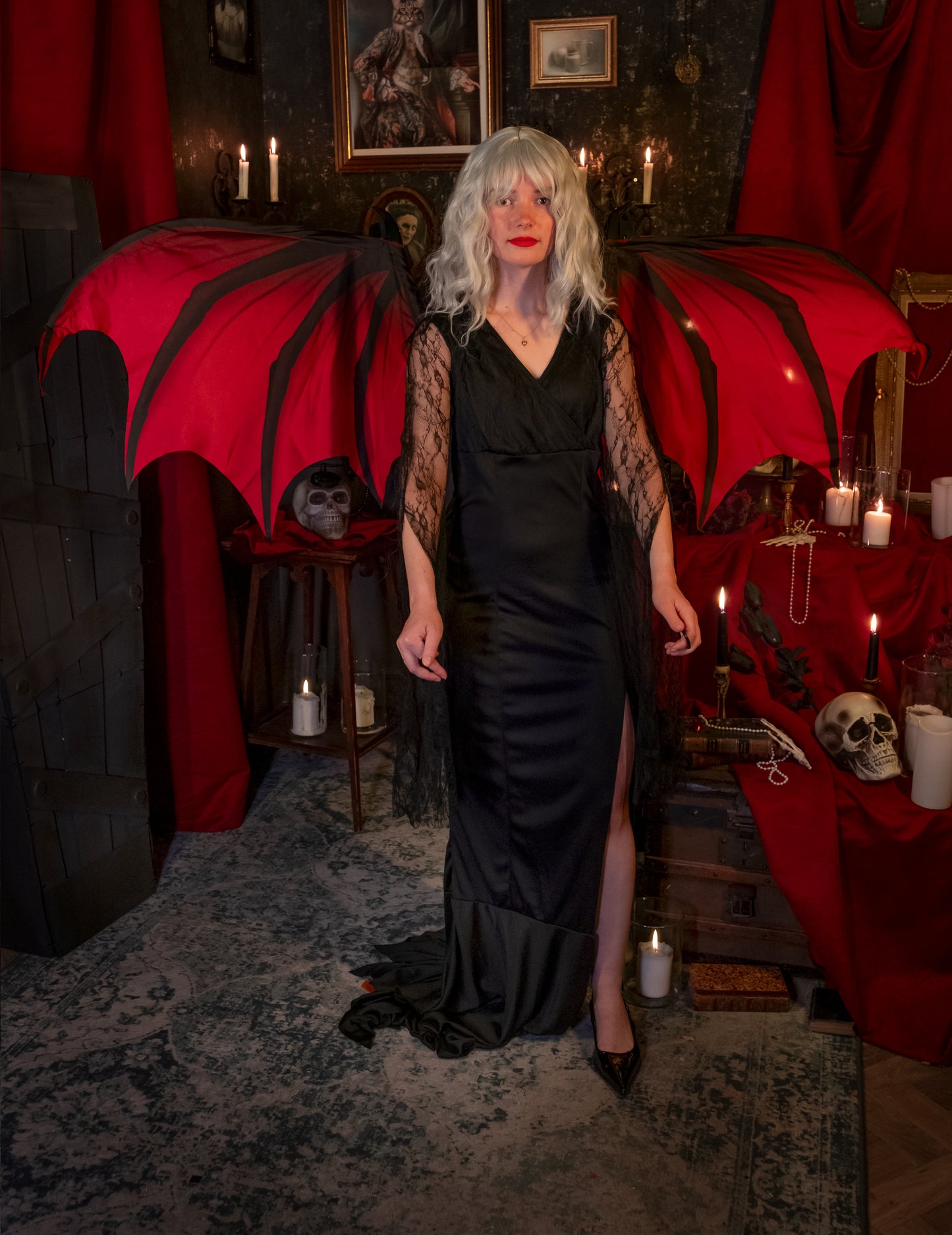 Velikanska odrasla rdeča in črna demonska krila