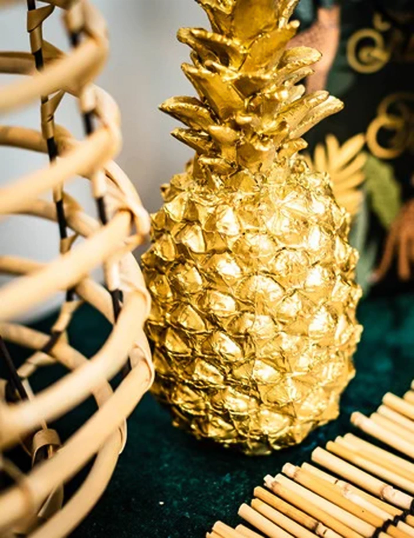 Dekorativni ananas v zlati smoli 18 cm