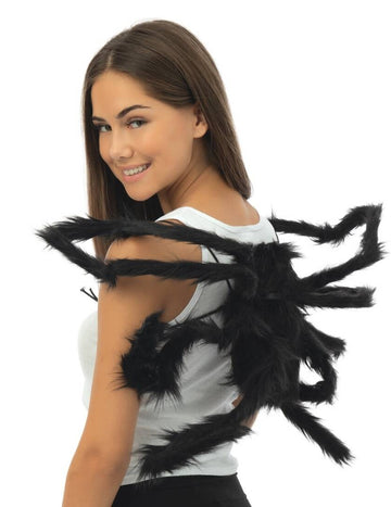 Ogromni pajek, da nadaljuje na hrbtu