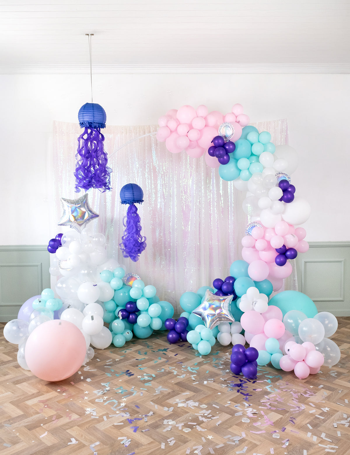 Mise en scène avec décoration thème sirène de l'arche ronde de fête pour décoration blanche