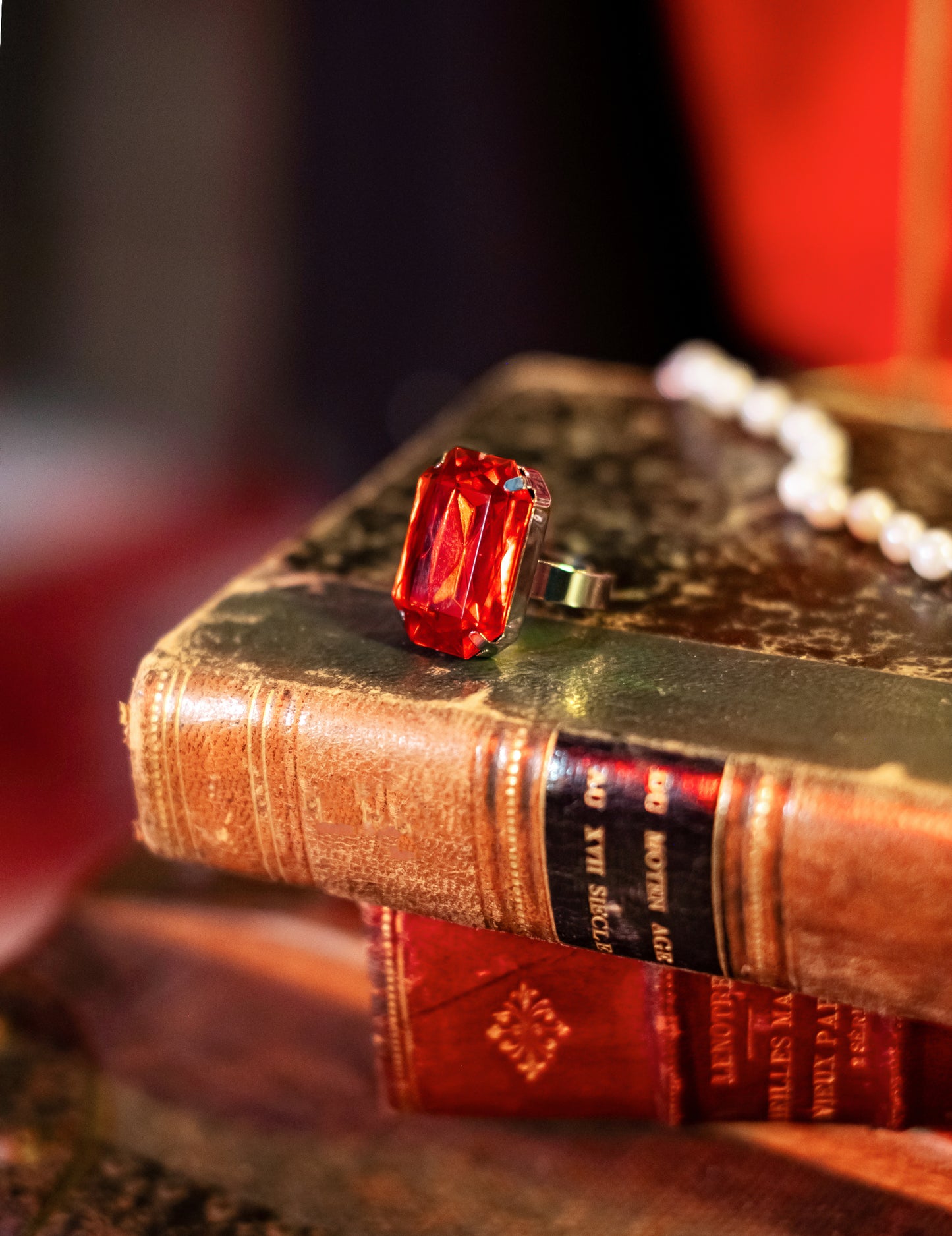 Noč čarovnic rdeč kamni