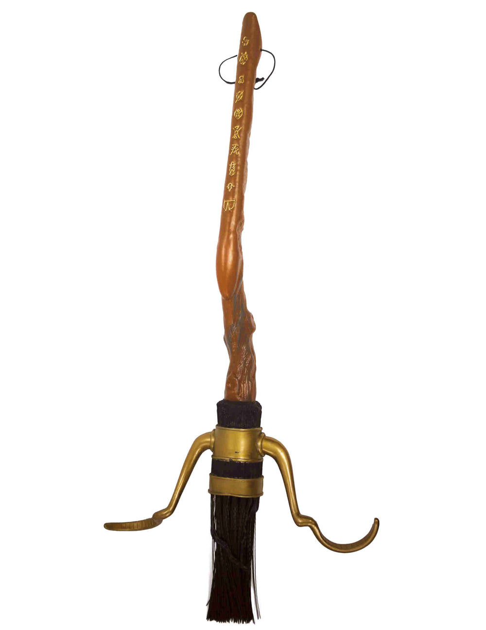 Gros plan sur les repose-pieds dorés et les poils du balai Nimbus luxe Harry Potter