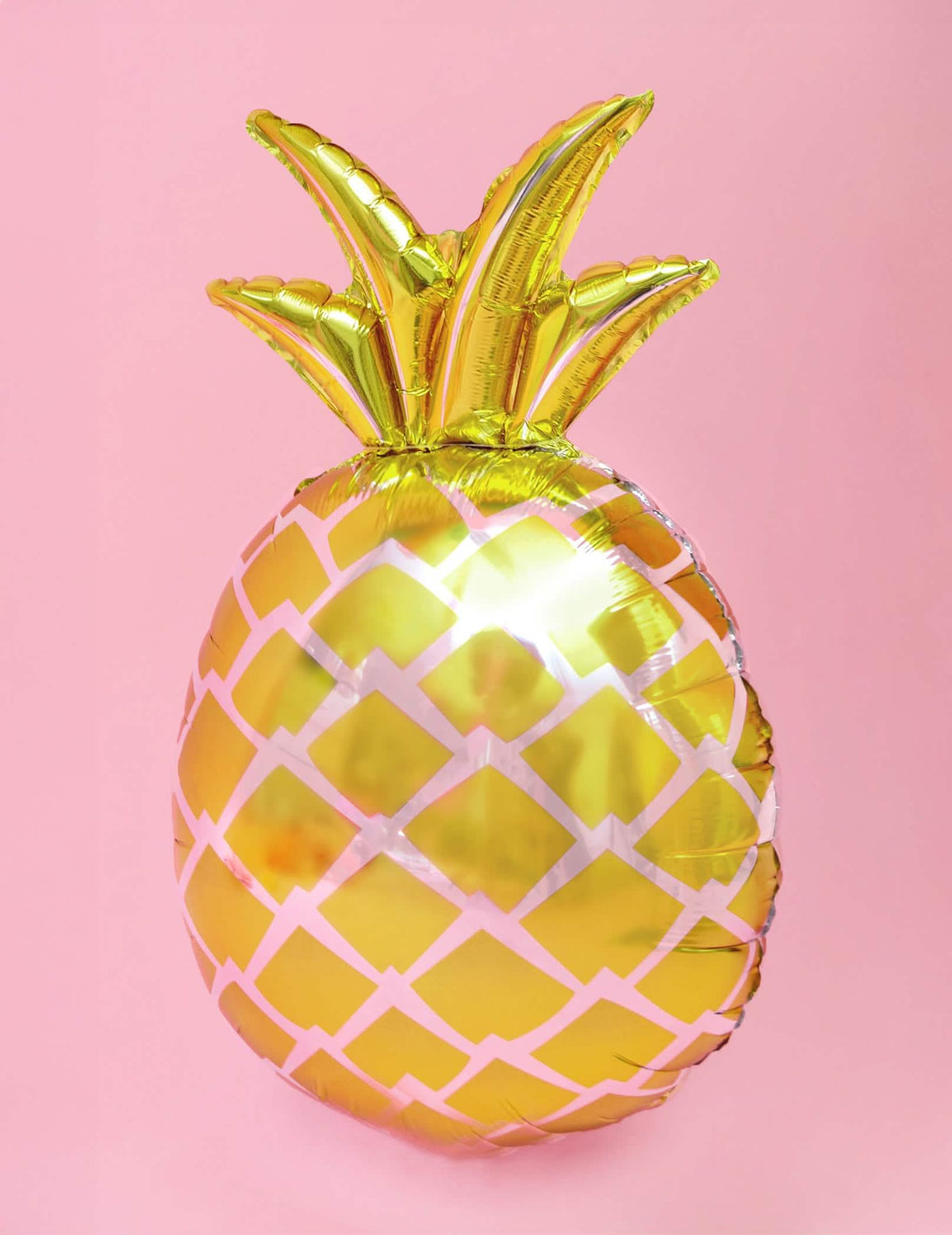 Pogled od spredaj na zlata aluminijasta balon ananas