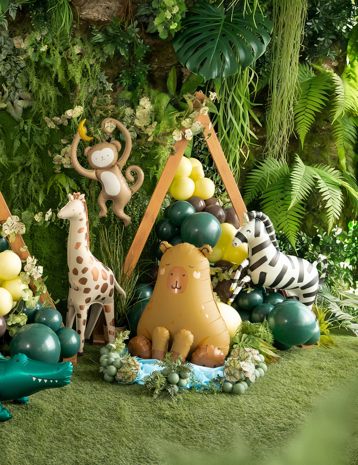 Mise en scène dans un décor de jungle du ballon aluminium Capybara