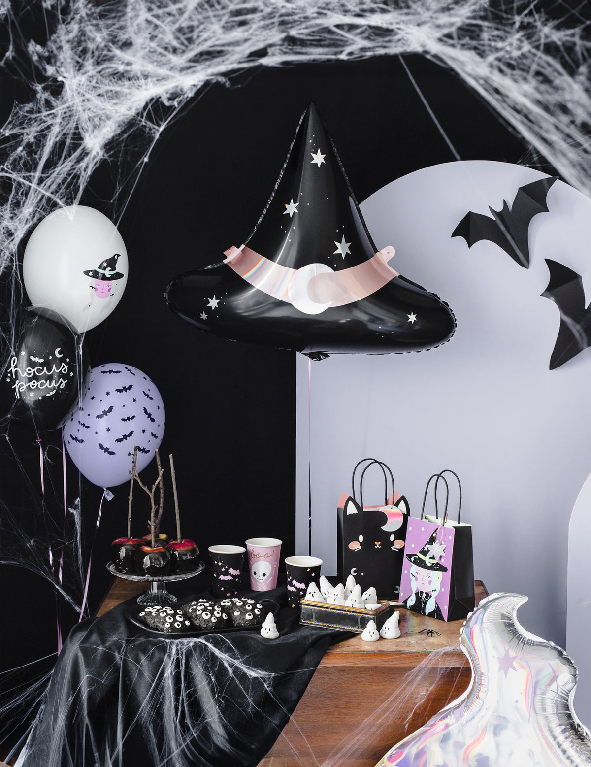 Mise en situation dans un décor d'Halloween du ballon aluminium chapeau de sorcière