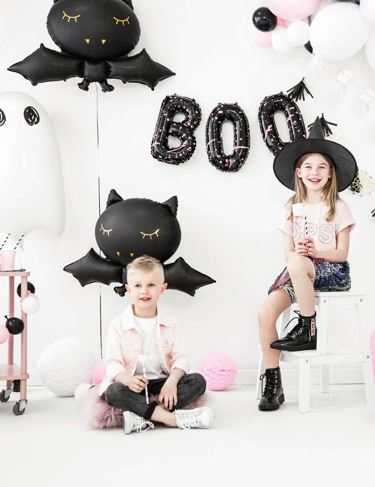 Vzdušje halloween zabave z otroki iz aluminijastega balona netopirja