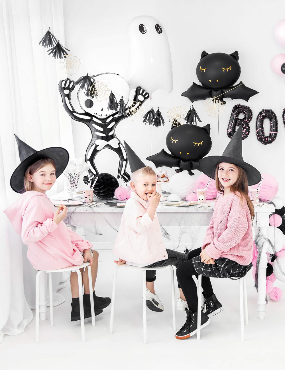 halloween prigrizek z otroki za mizo iz aluminijastega balona netopirja
