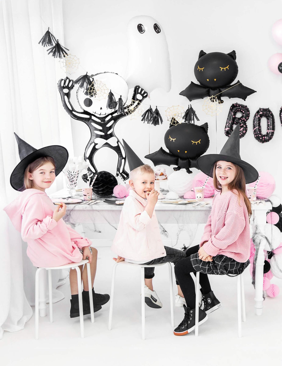 halloween prigrizek z otroki za mizo iz aluminijastega balona netopirja