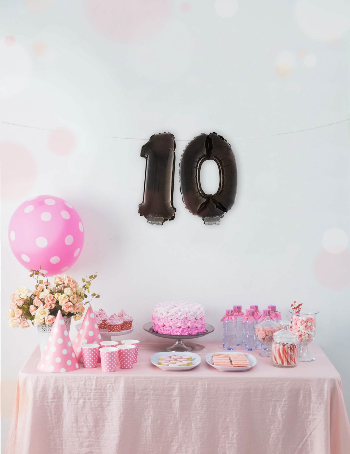 Prikaz številke 10 na črnem aluminijastem balonu z številko