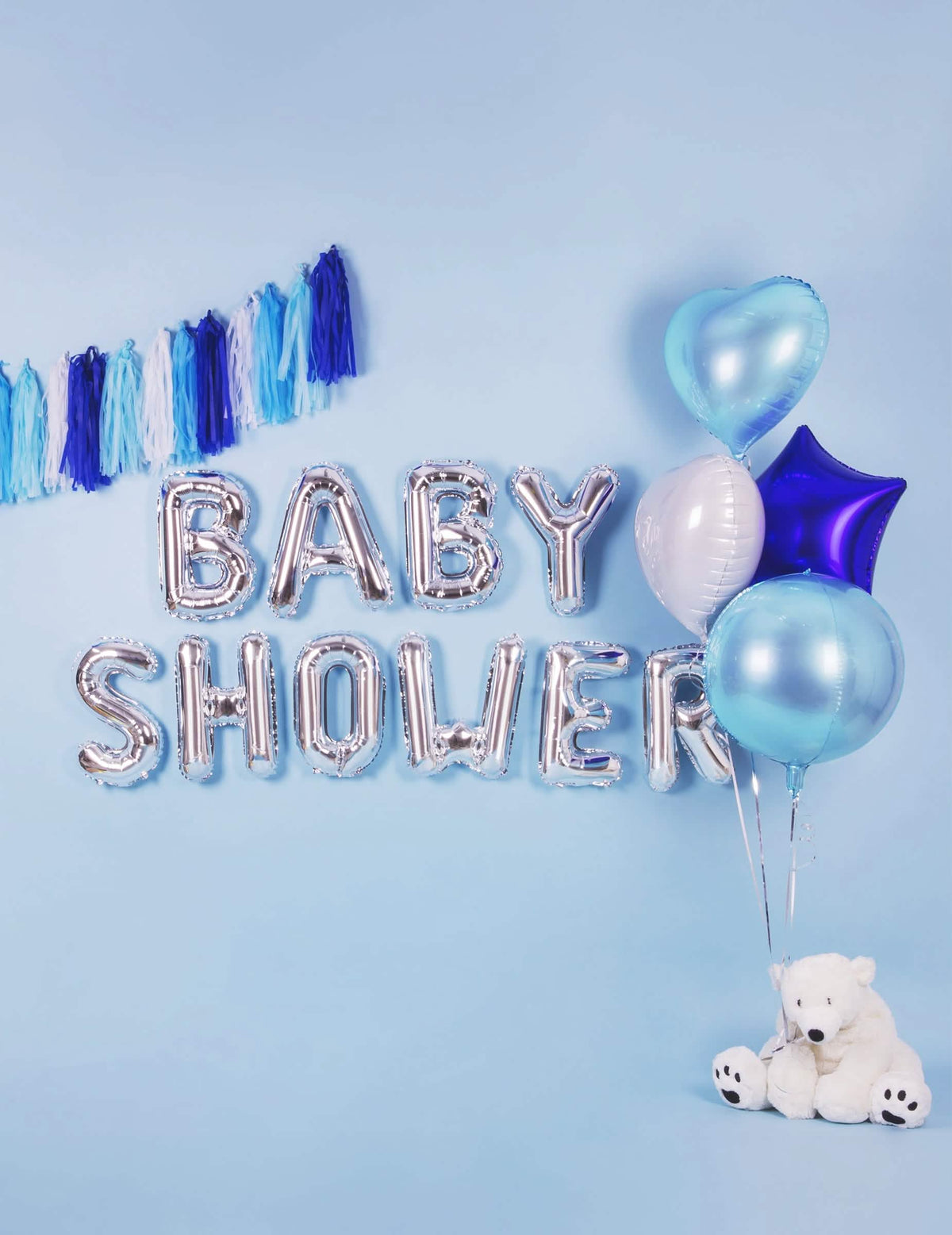 Postavitev aluminijastega balona v obliki svetlo modrega srca za dekoracijo baby showerja