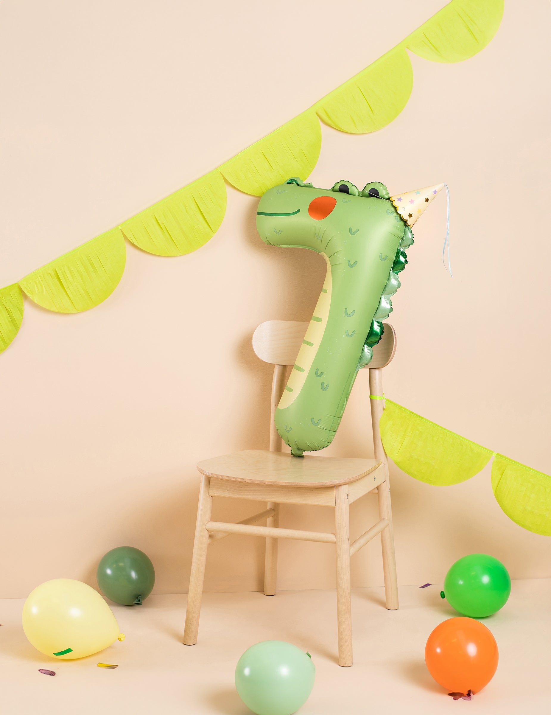 Mise en scène sur une chaise du ballon aluminium crocodile chiffre 7