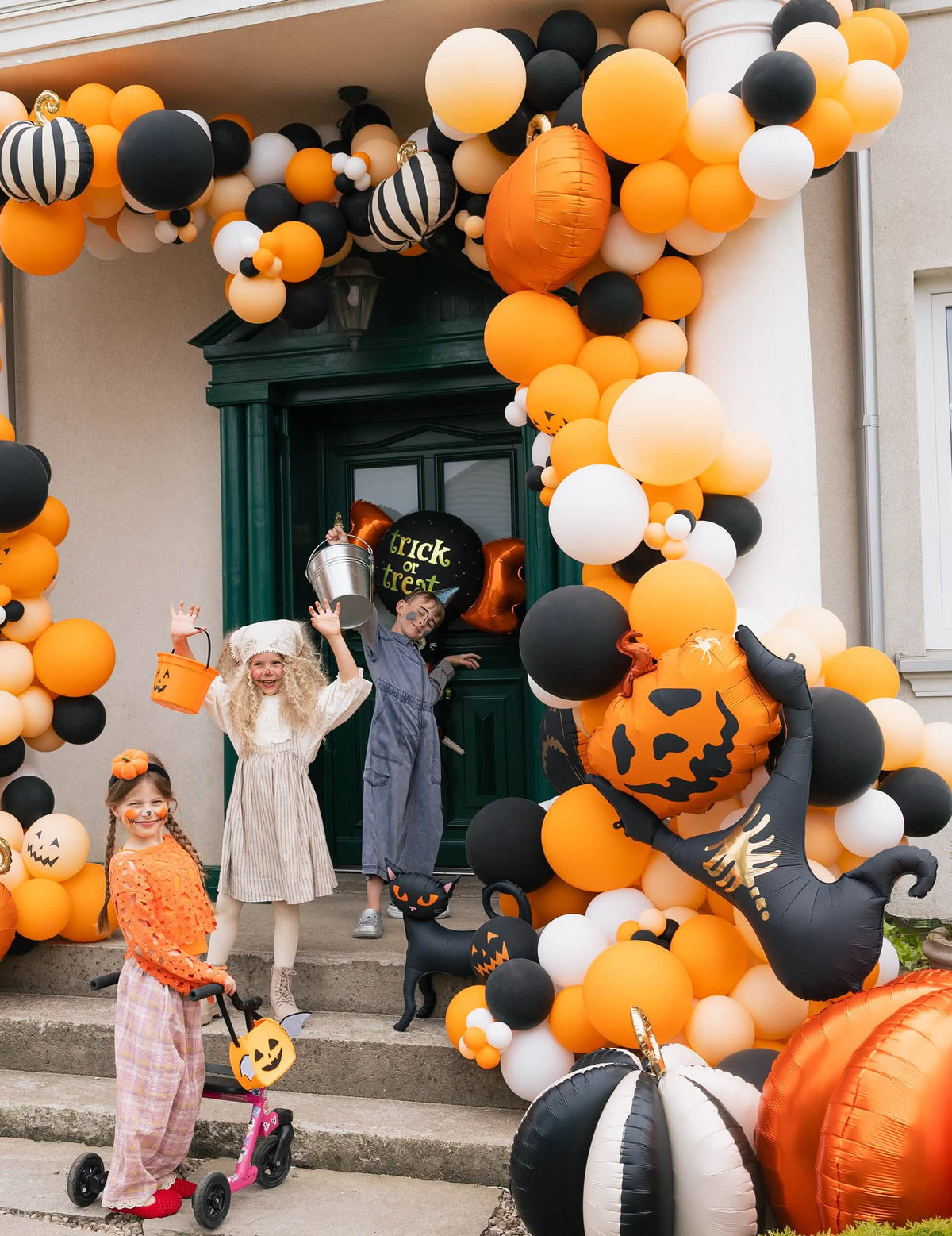 Balon iz aluminija Strašilo črn in oranžen 60 x 100 cm