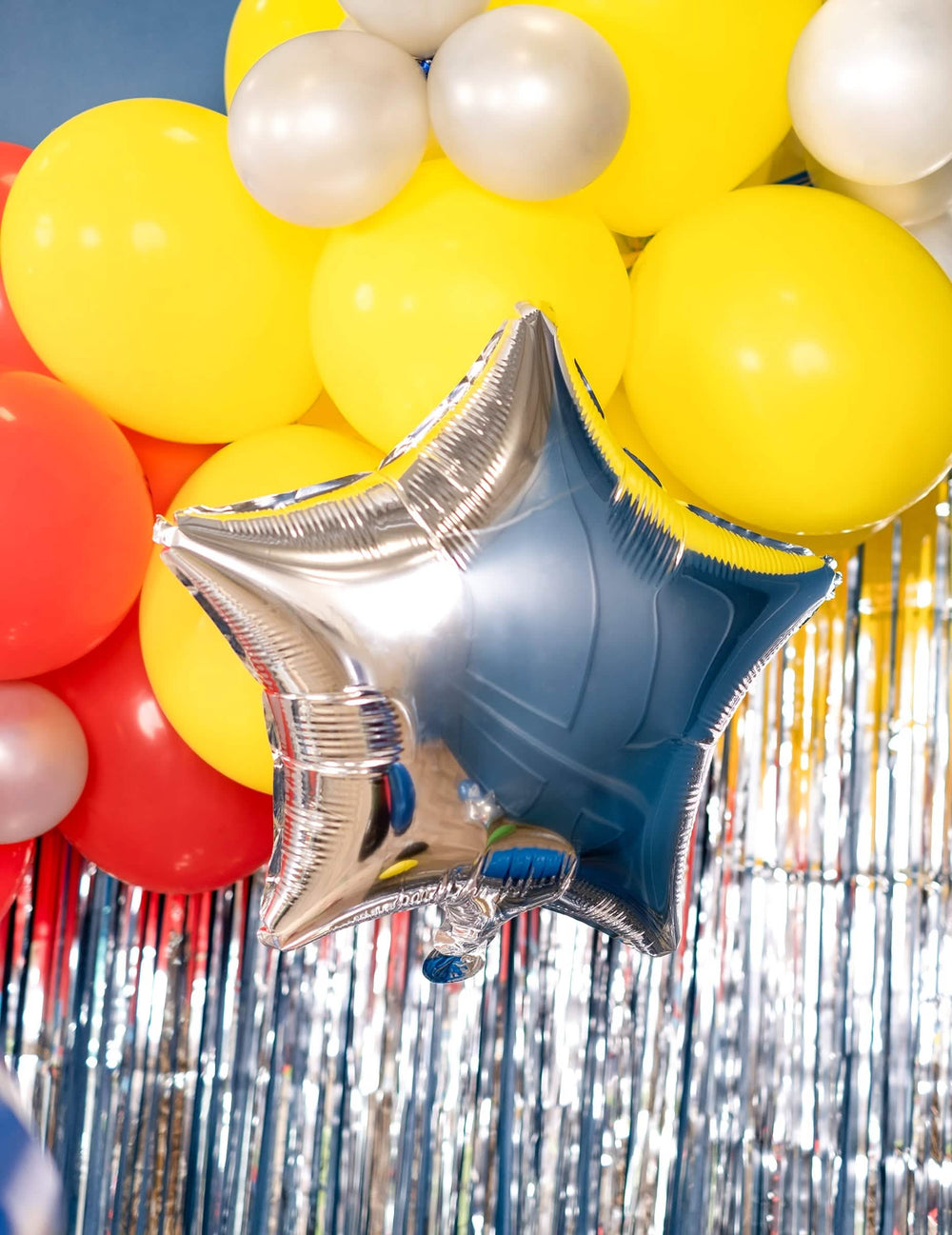 Postavitev v prazničnem dekorju z aluminijastim balonom zvezda