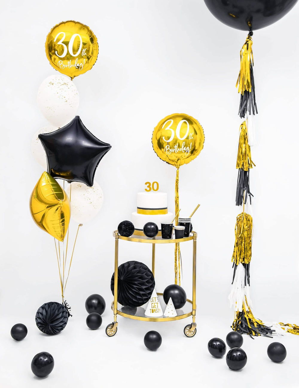 Postavitev dekoracije za rojstni dan 30 let z aluminijastim balonom v obliki zvezde v zlati barvi
