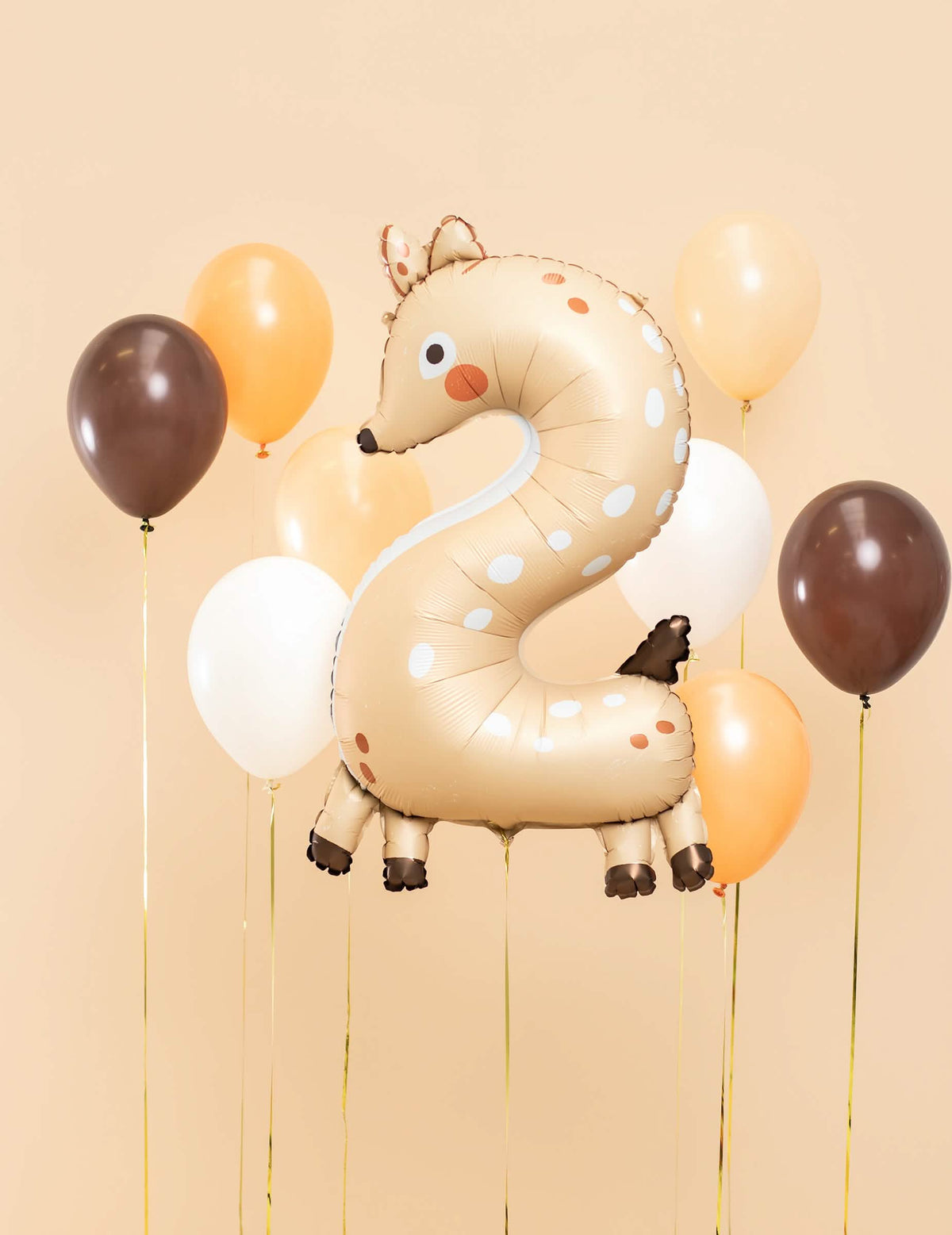 Mise en scène avec d'autres ballons du ballon aluminium faon chiffre 2