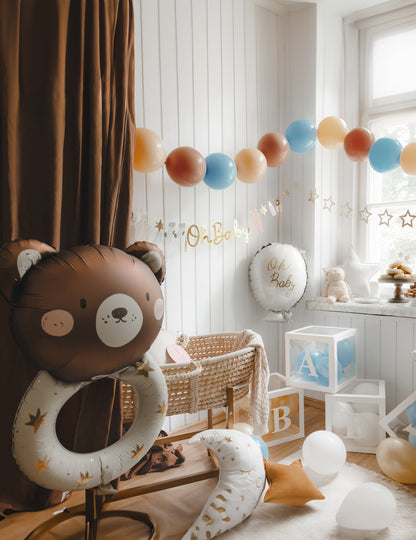 Mise en situation dans une décoration de baby shower du ballon aluminium hochet petit ours