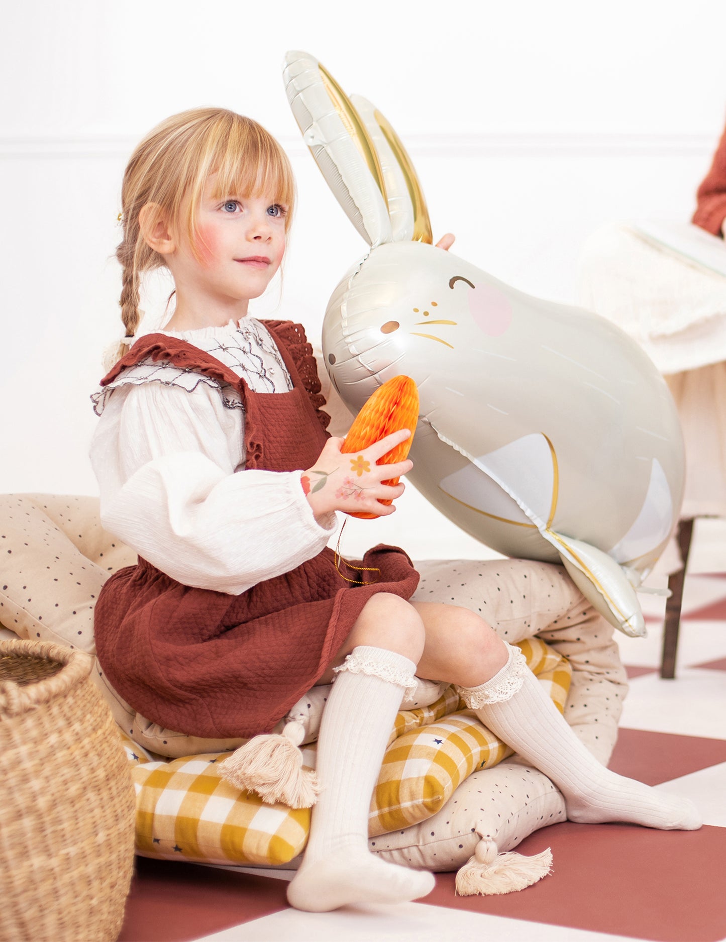 Aluminijasti balon v obliki belega in zlatega zajčka 70 x 72 cm 