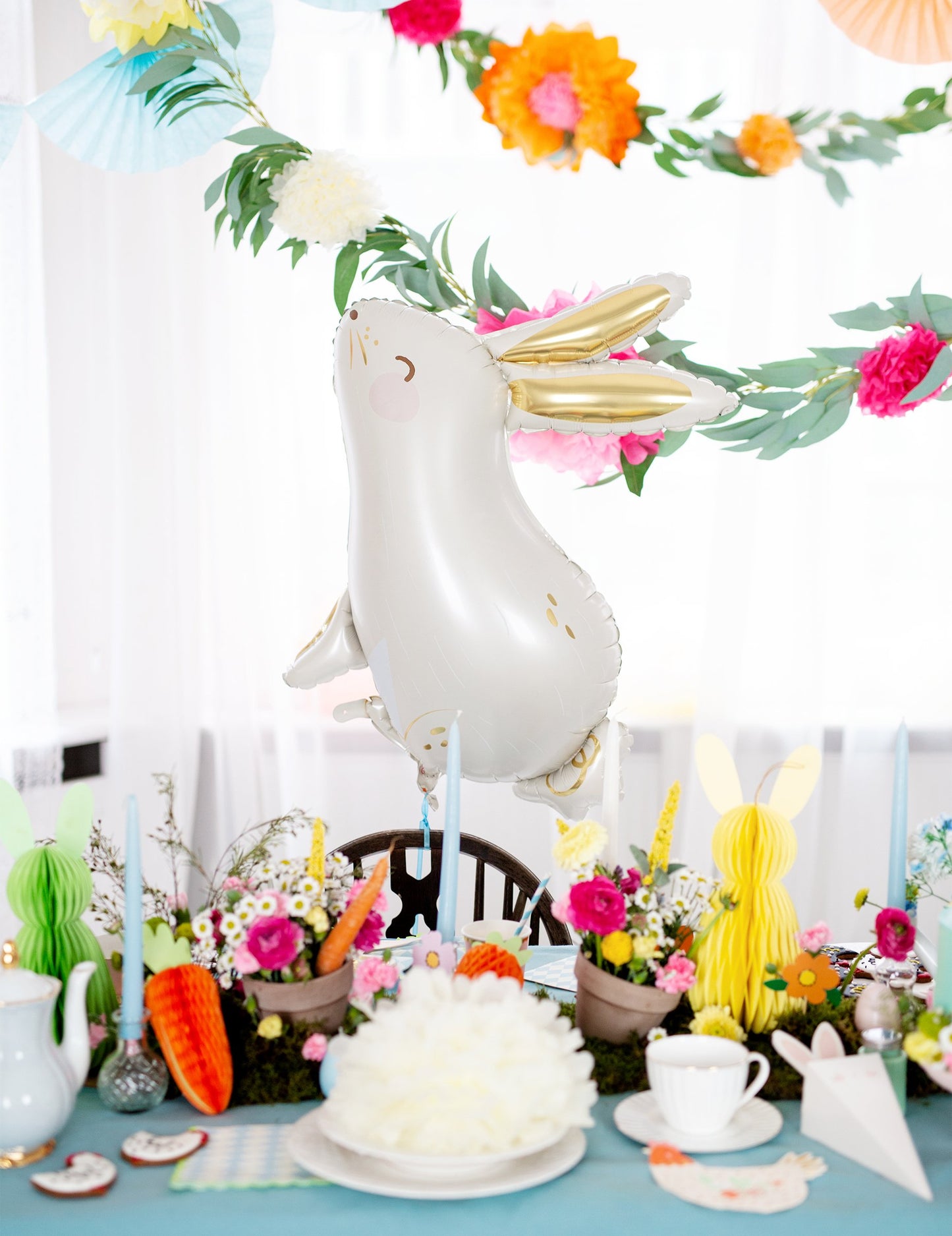 Aluminijasti balon v obliki belega in zlatega zajčka 70 x 72 cm 