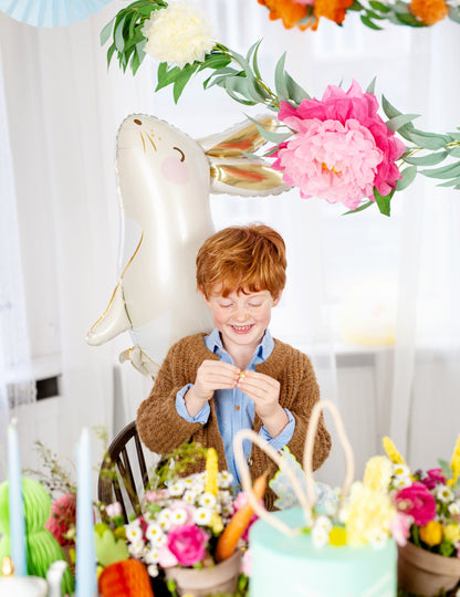 Aluminijasti balon v obliki belega in zlatega zajčka 70 x 72 cm 