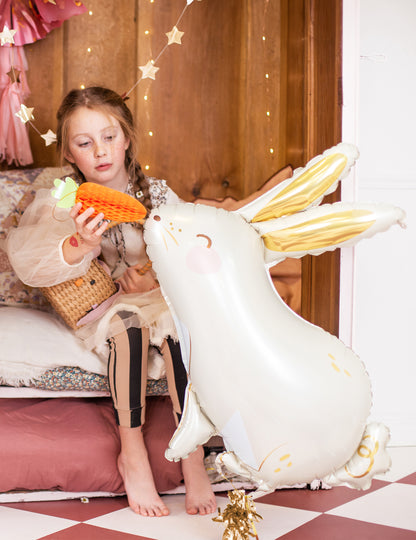 Aluminijasti balon v obliki belega in zlatega zajčka 70 x 72 cm 