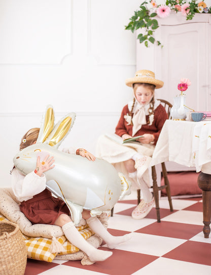 Aluminijasti balon v obliki belega in zlatega zajčka 70 x 72 cm 