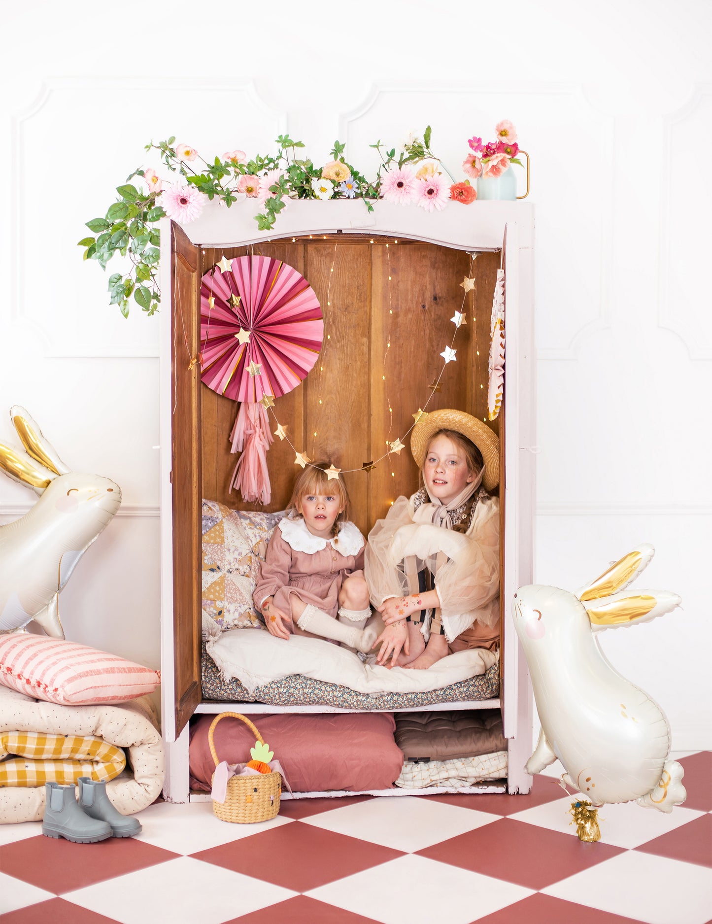 Aluminijasti balon v obliki belega in zlatega zajčka 70 x 72 cm 