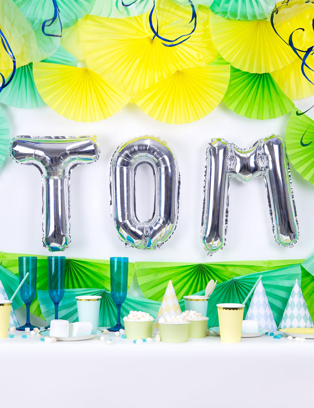Mise en scène d'anniversaire avec le prénom TOM du ballon aluminium lettre pour fête argentée