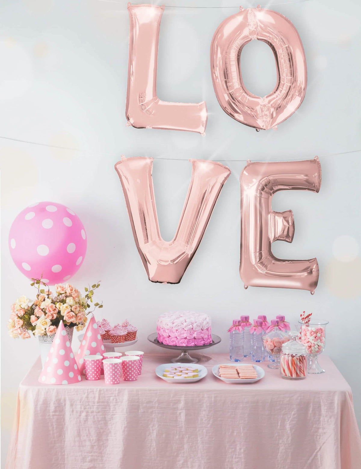 Ustvarjanje prizora besede LOVE z aluminijastim balonom v obliki črke za zabavo