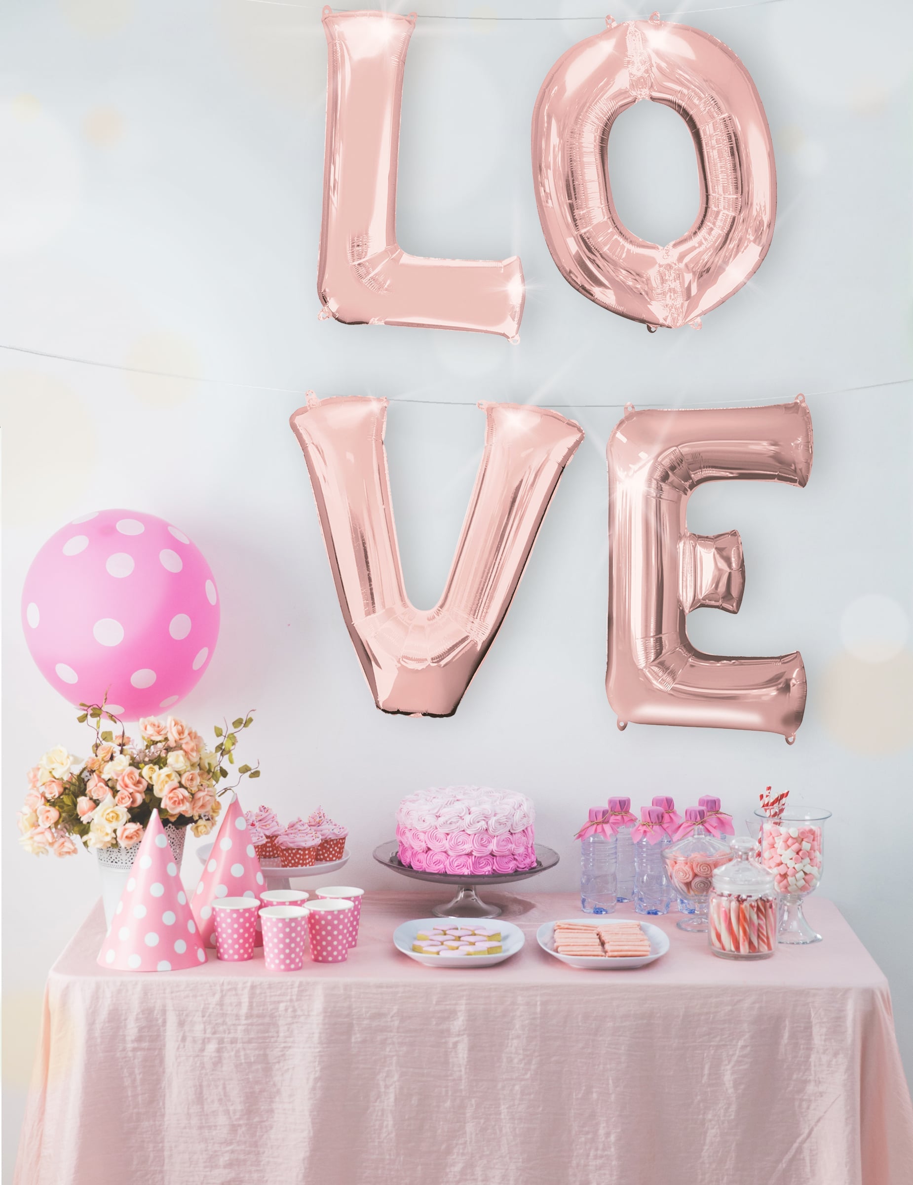 Mise en situation du mot LOVE avec le ballon aluminium lettre pour fête