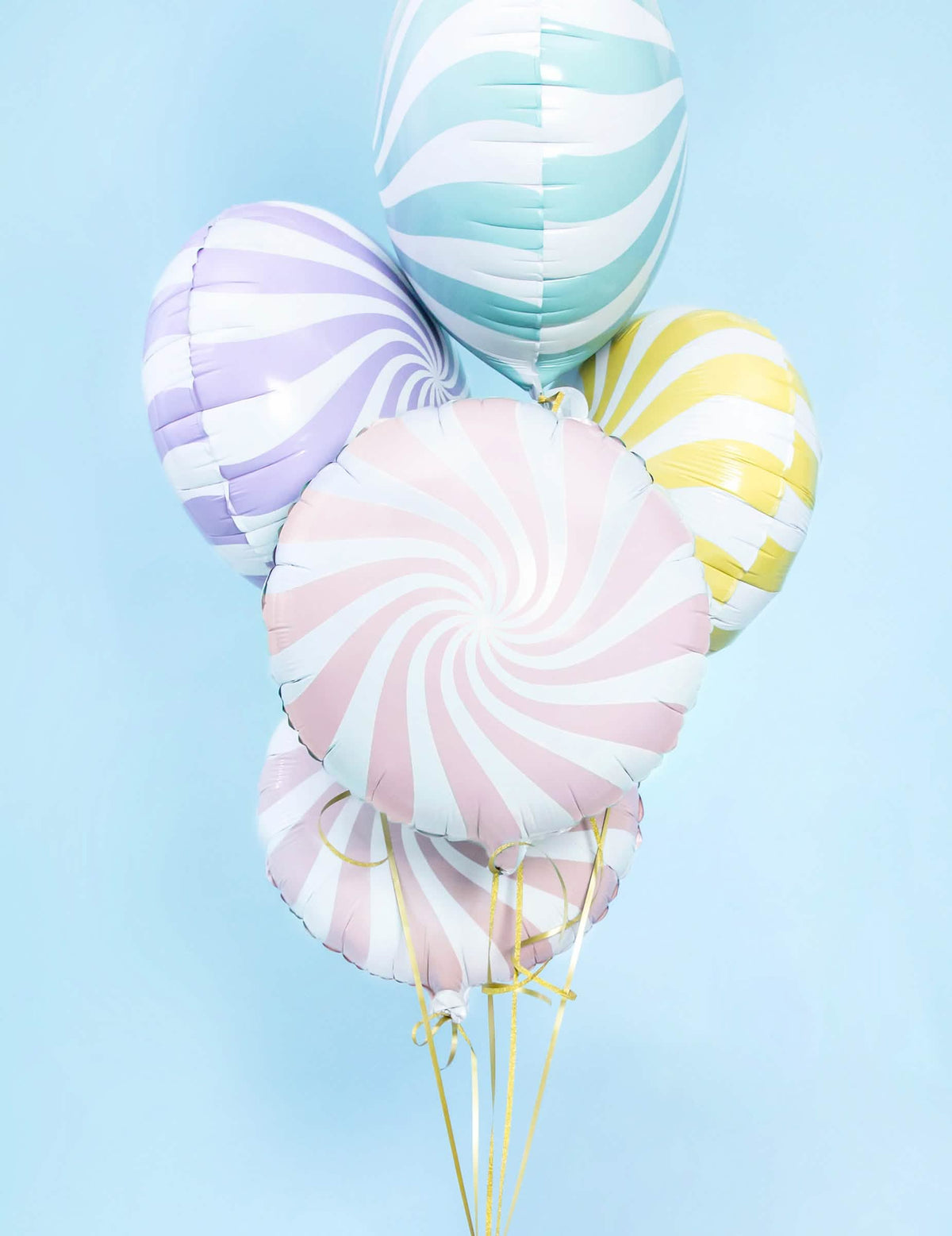 Snop balonov v pastelnih spiralah, ki vključuje aluminijast balon lizika za zabavo