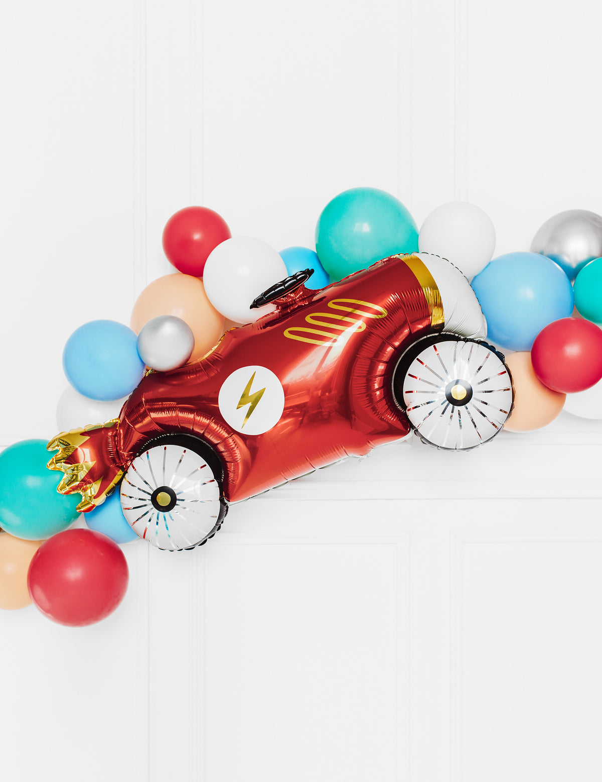 Mise en scène avec des ballons multicolores du ballon aluminium voiture de course