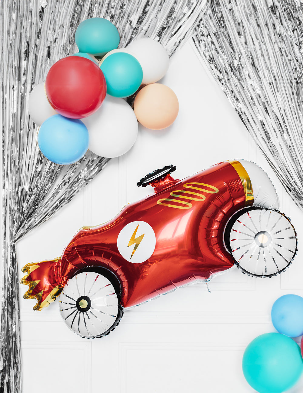 Mise en scène festive avec rideau argenté du ballon aluminium voiture de course