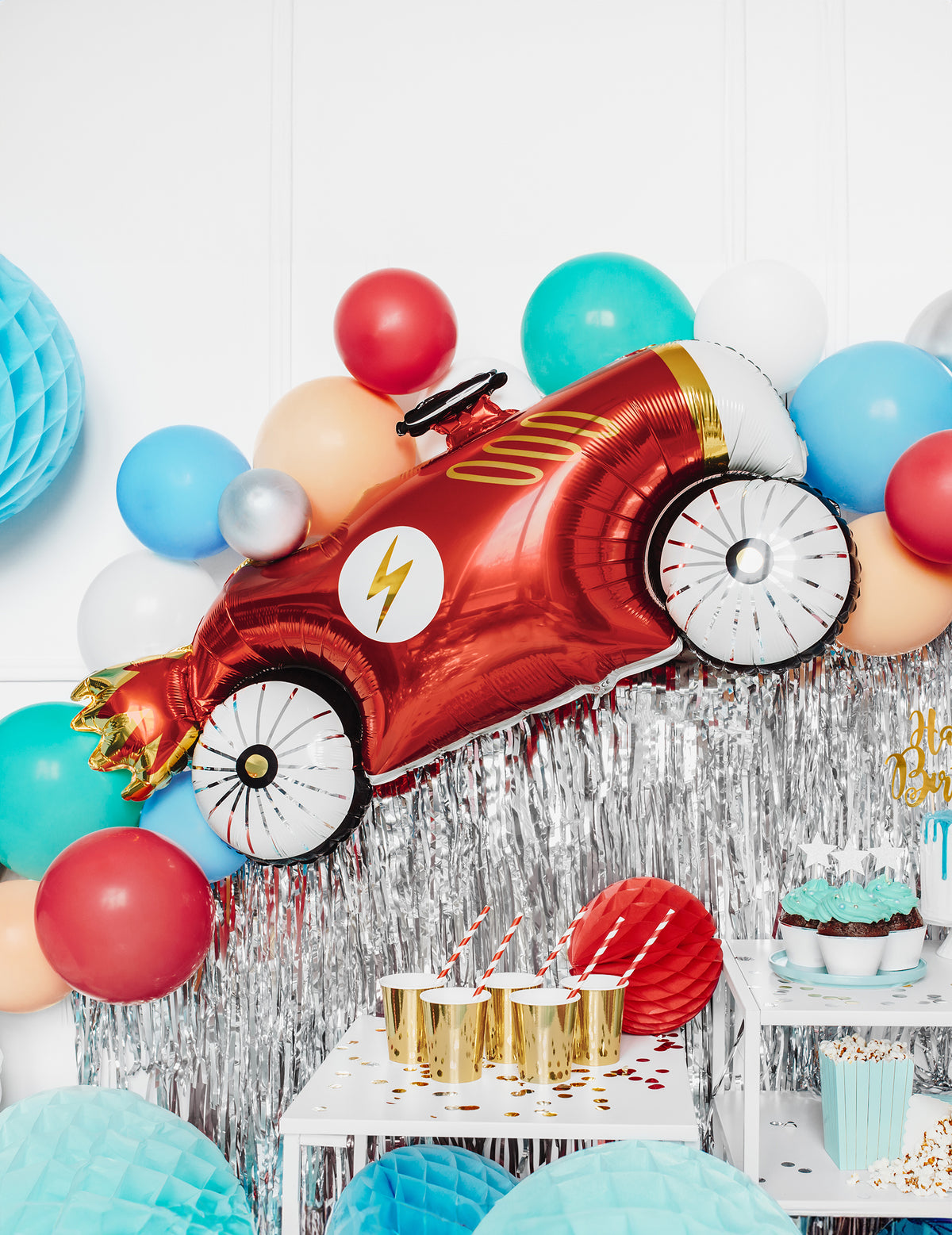 Mise en scène festive avec rideau argenté du ballon aluminium voiture de course