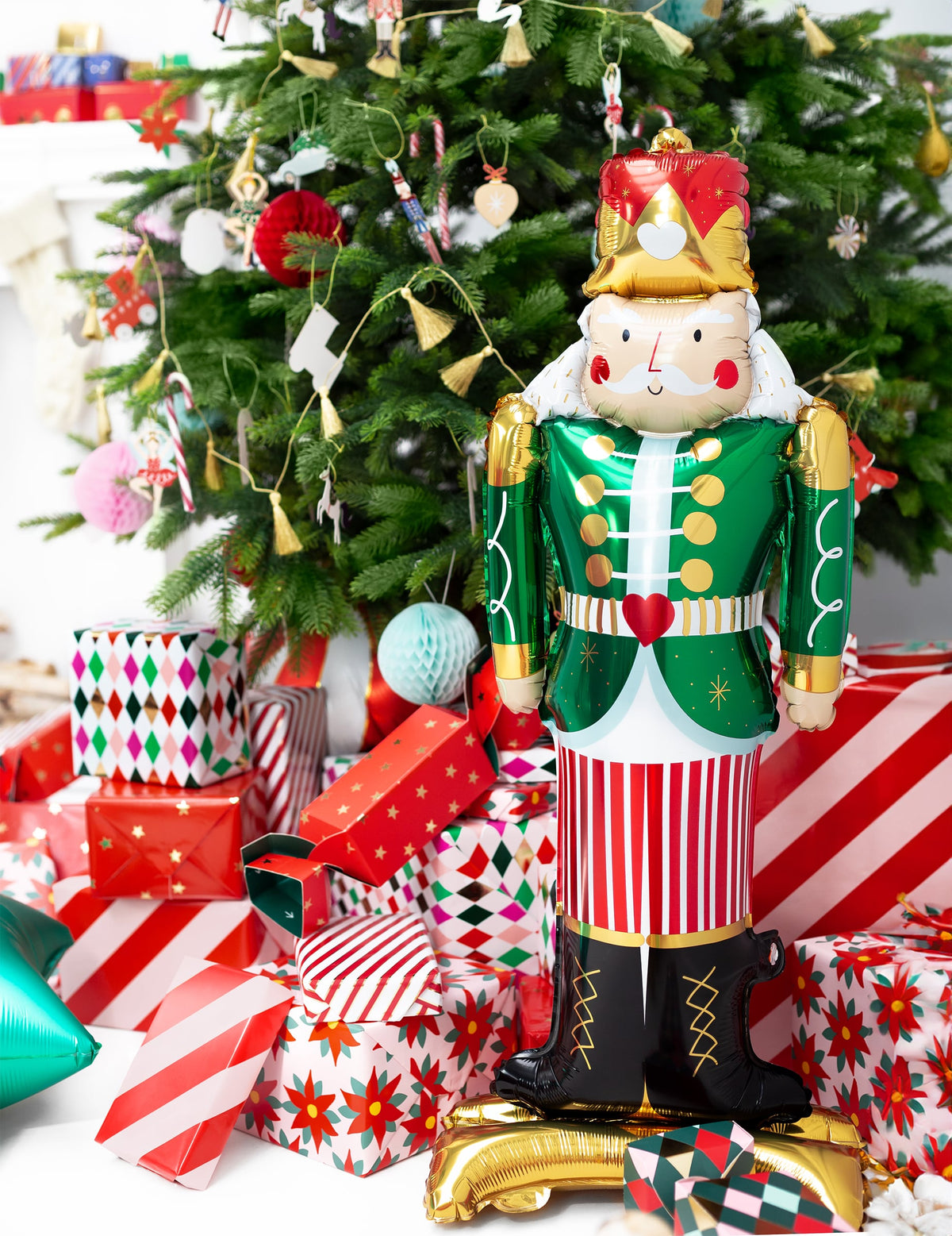 Mise en scène au pied du sapin du ballon de Noël géant en aluminium casse-noisette